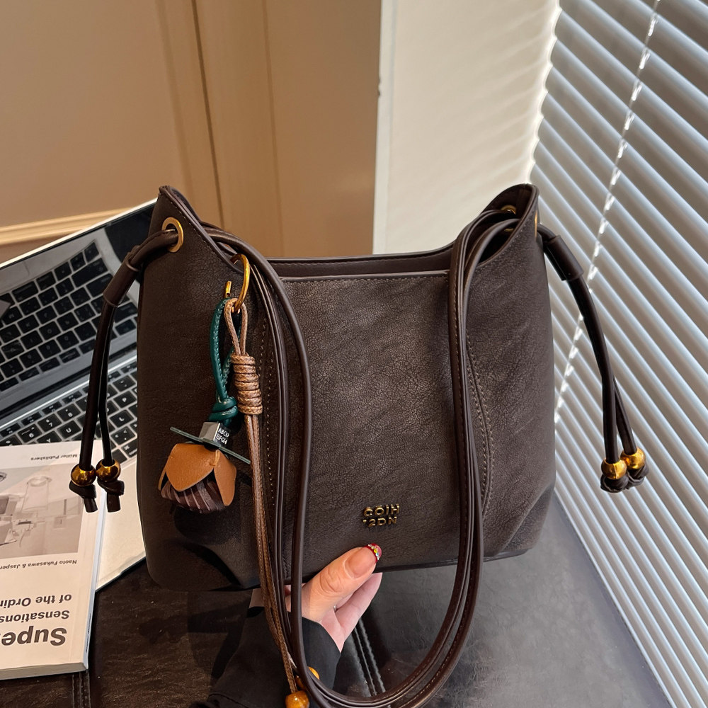 高级感小众拼接水桶包女斜挎包2025秋冬时尚百搭日常通勤单肩包