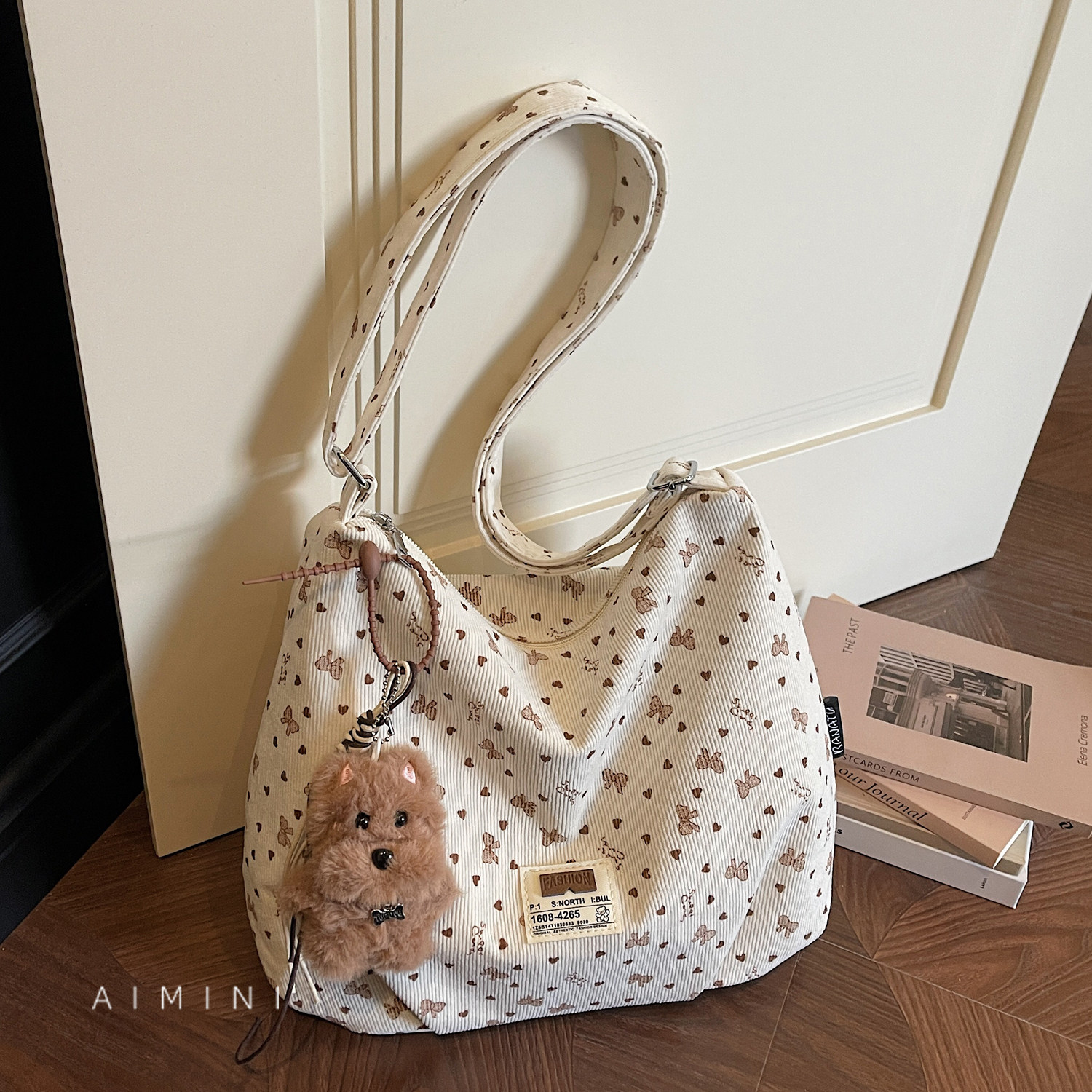 韩版可爱小熊印花灯芯绒斜挎包女2025冬季新款时尚百搭学生单肩包