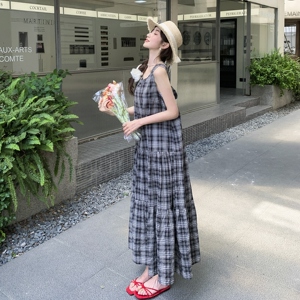 法式复古赫本风甜美减龄格子连衣裙女夏季2025年新款巨好看背心裙图片