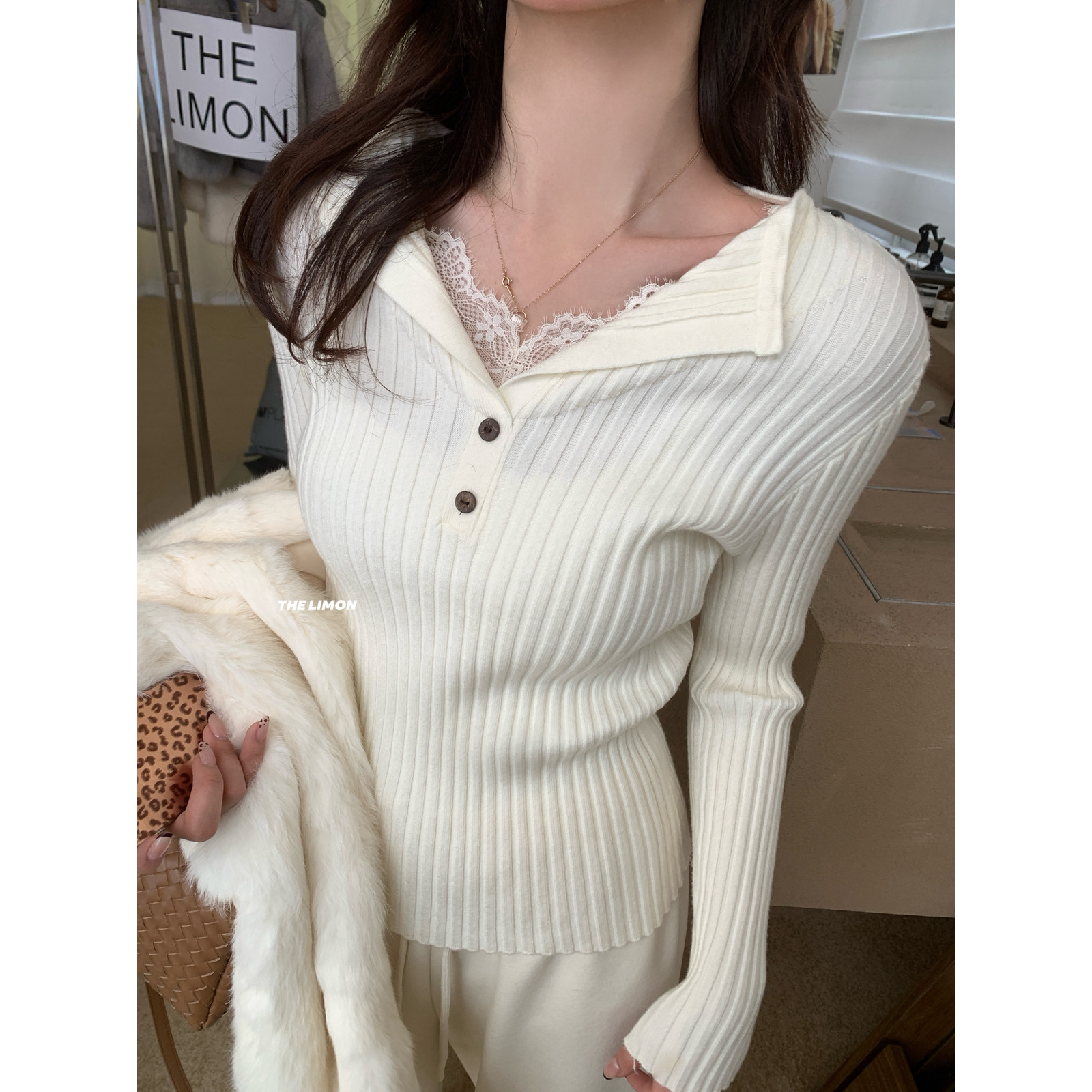 柠檬绿茶-松弛vide｜V领设计款蕾丝拼接修身显瘦针织衫YS1-00-689