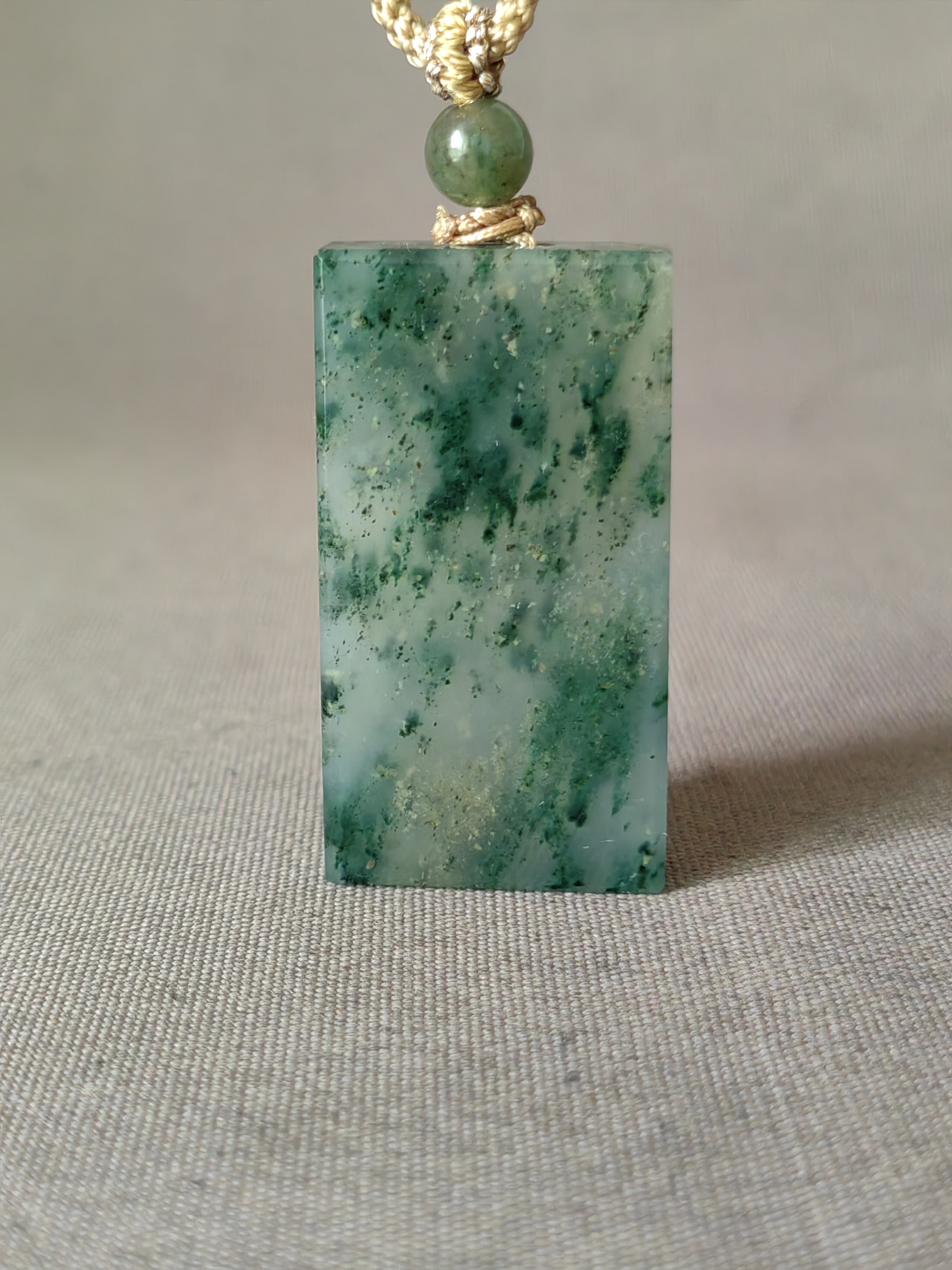 独山玉七十年代冰底老天蓝锁骨平安无事牌，清透似水，绿如翠羽