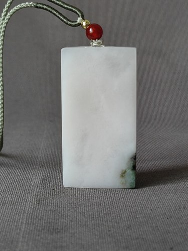 独山玉老白带黑料平安无事牌，滋润细腻，皓白如雪，平平安安