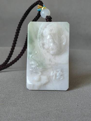 独玉老冰粉悟道锁骨佩，冰粉粉润，灯下红色纹理漂亮，丝丝如花瓣