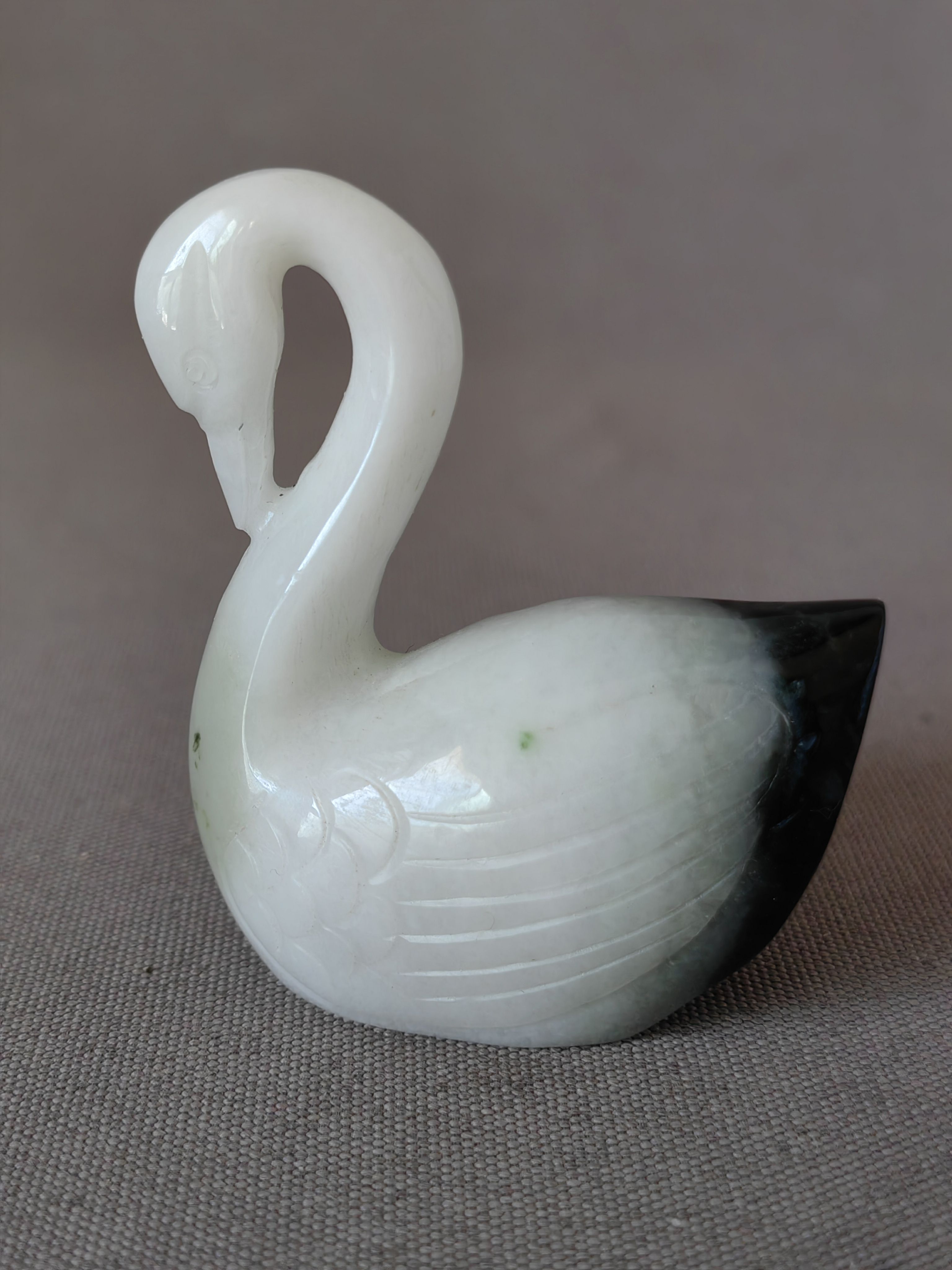 独山玉收藏级老黑白料爱情鸟天鹅，优雅高洁，修长柔美，攸然自得