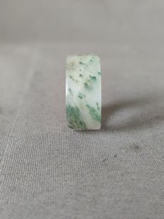 独山玉冰底老白天蓝带糖料戒指，温润细腻，色柔色美