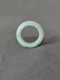 独山玉老青白飘翠飘糖料戒指，滋润细腻，色柔色美，圈口1.71厘米