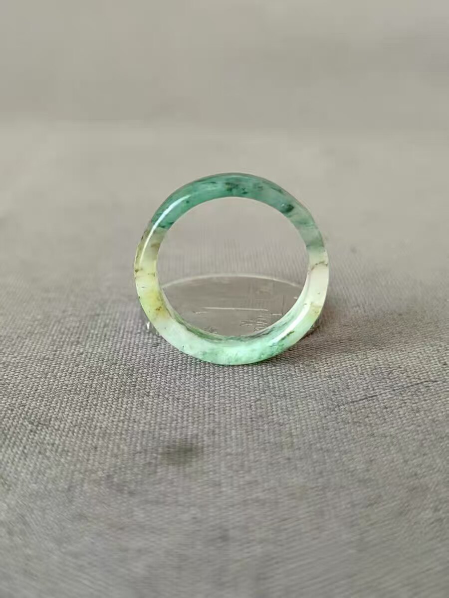 独山玉老天蓝糖果绿料戒指，圈口1.8厘米，老熟油润，色彩漂亮