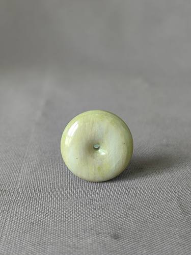 独山玉稀缺金丝状老黄料平安扣，黄为贵，滋润细腻，直径2.2厘米