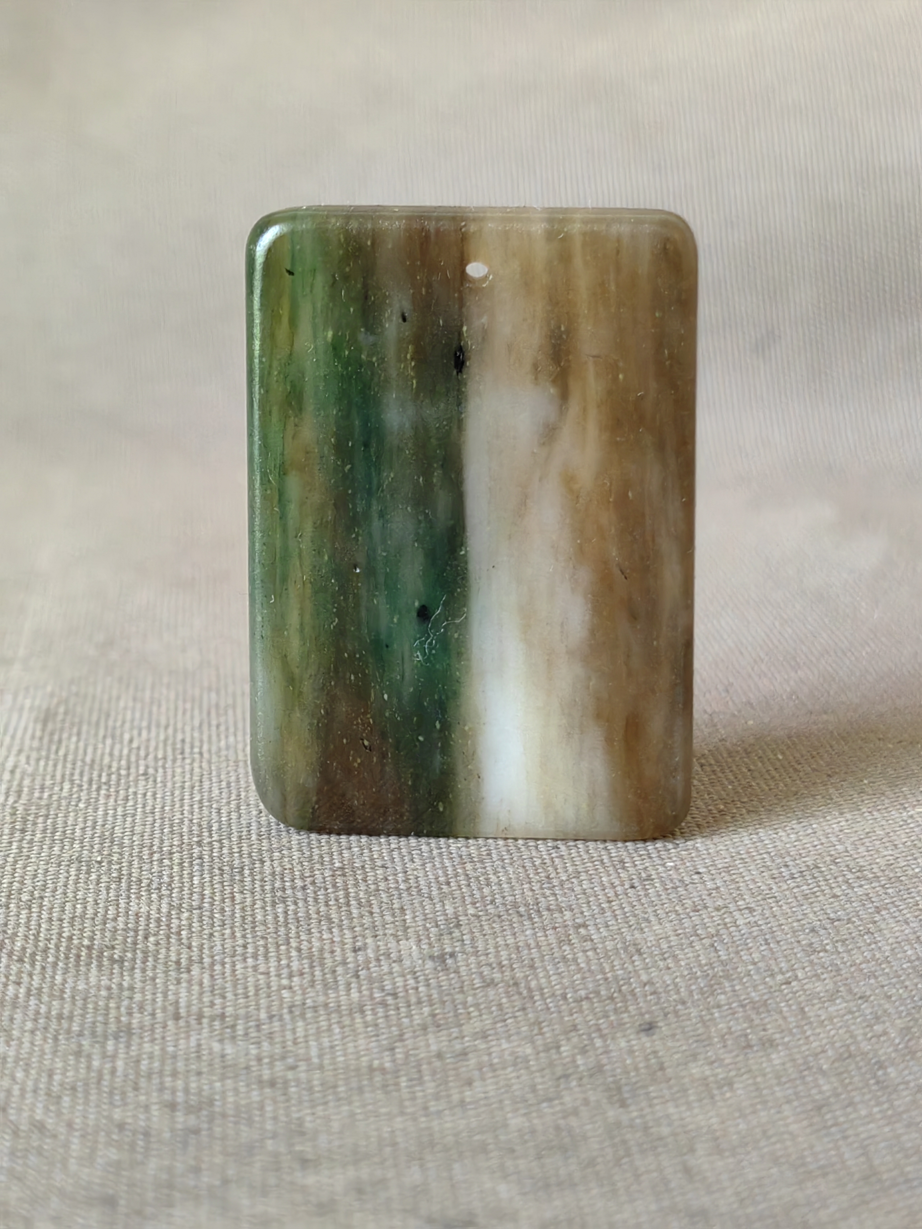 独山玉收藏级老白天蓝糖料平安无事牌，色纹分明，鬼斧神工