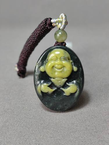 独山玉老黄料俏雕佛，滋润细腻，黄如蒸粟，摘色漂亮