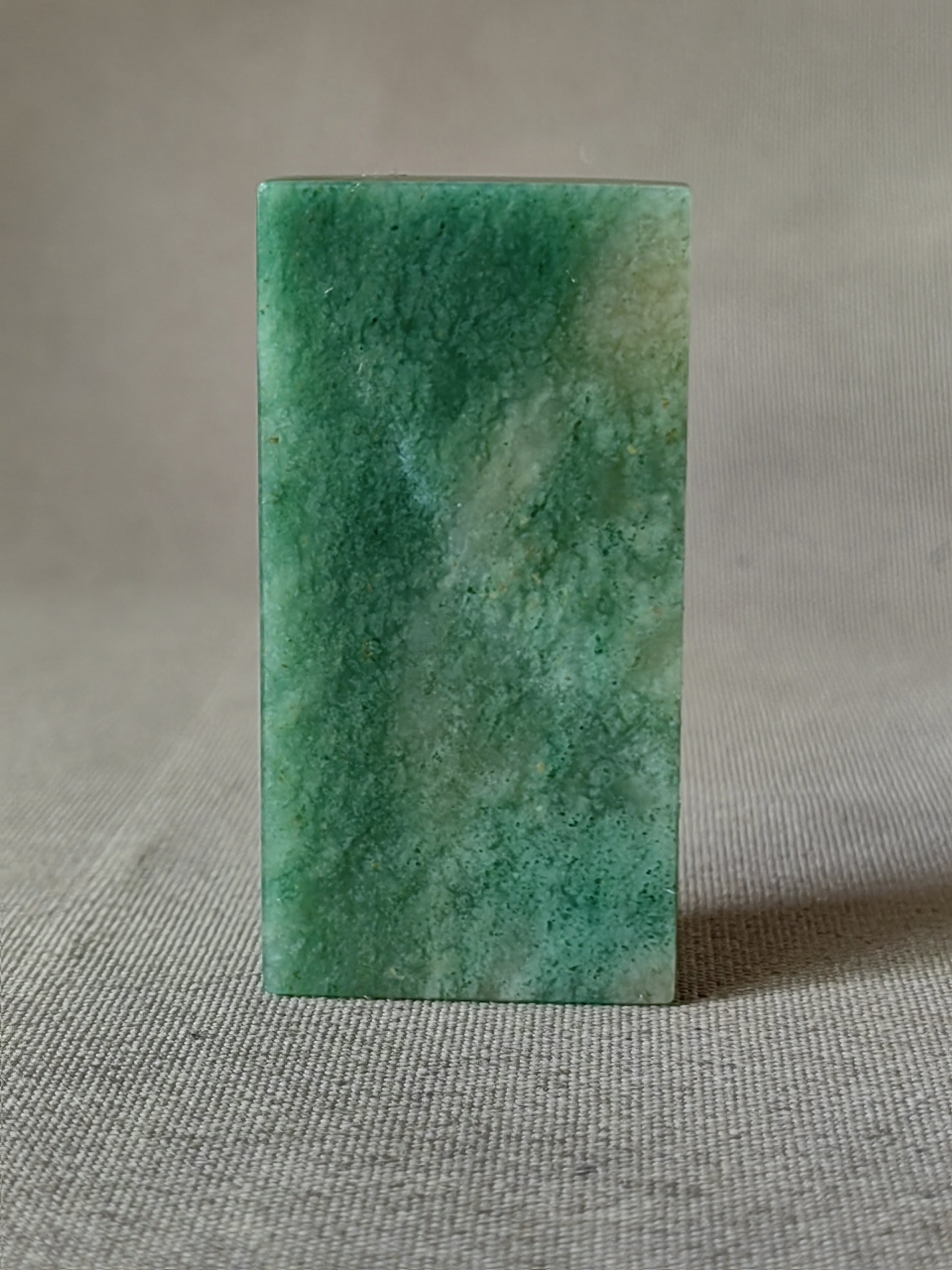 独山玉老天蓝料平安无事牌，滋润细腻，翠如绿羽