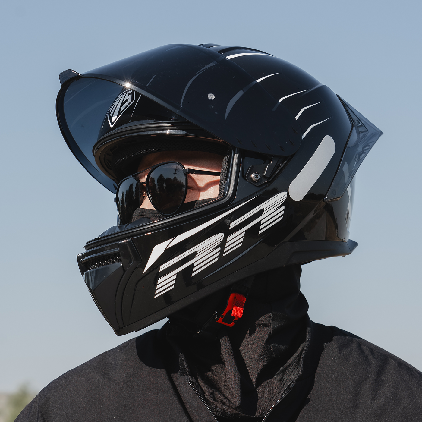 艾狮全盔摩托车会发光大尾翼头盔