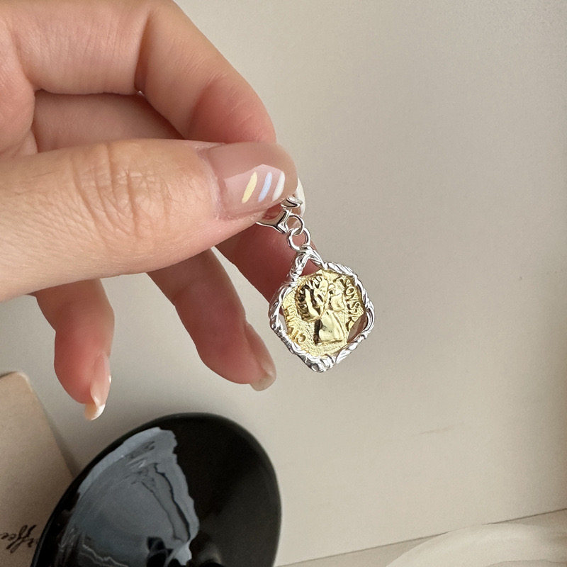嘉兴银家s925纯银女王古币吊坠ins复古小众金银撞色花纹开口项坠