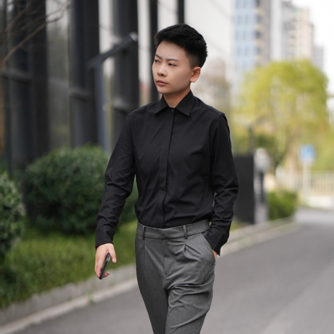 小个子显腰身黑色衬衫