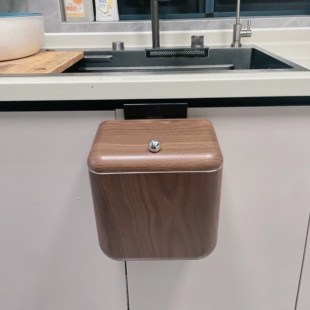 厨房垃圾桶挂式2026新款中古风木纹带盖大容量免弯腰壁挂家用