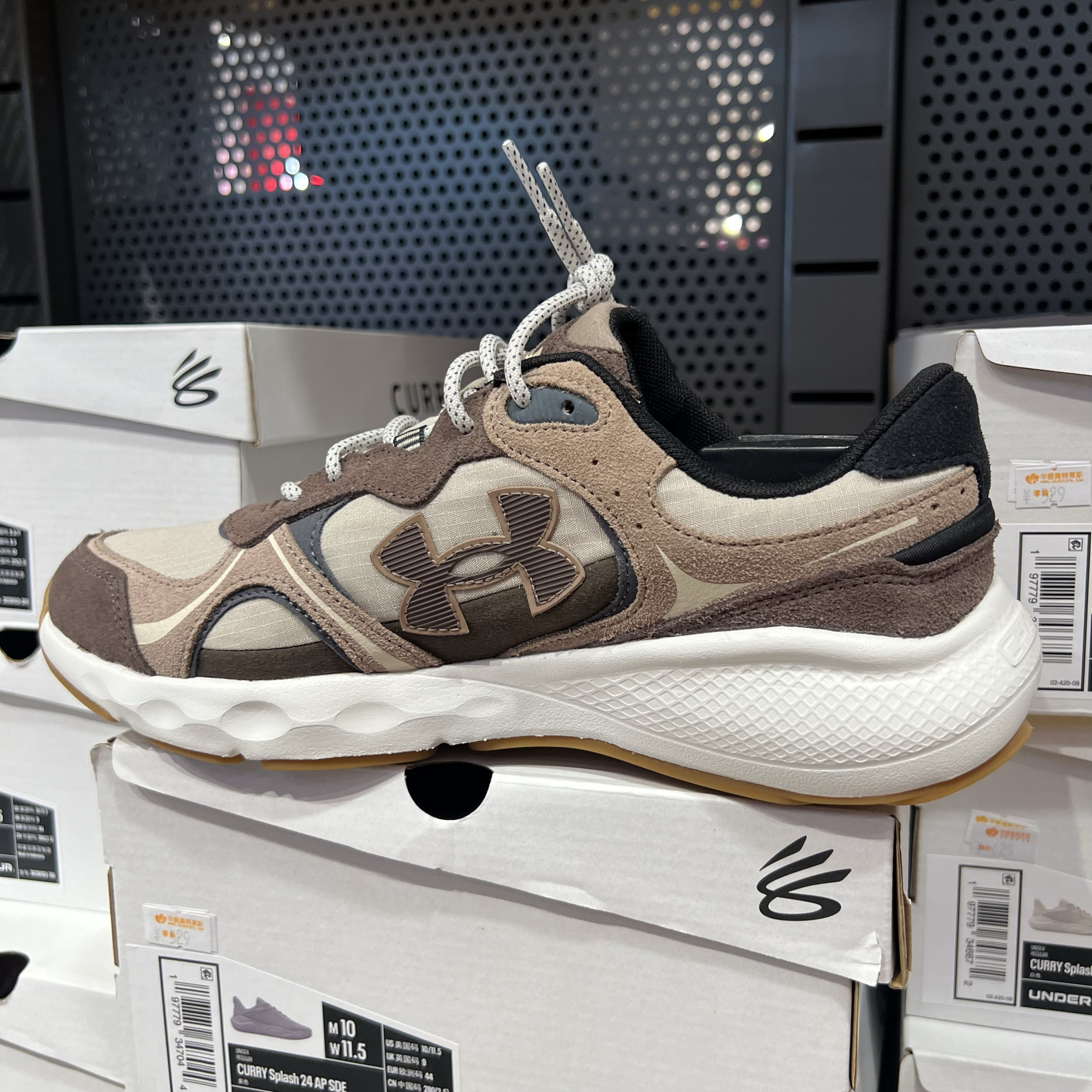 安德玛UACharged Vantage Lux 2美拉德风男子运动跑步鞋6003783