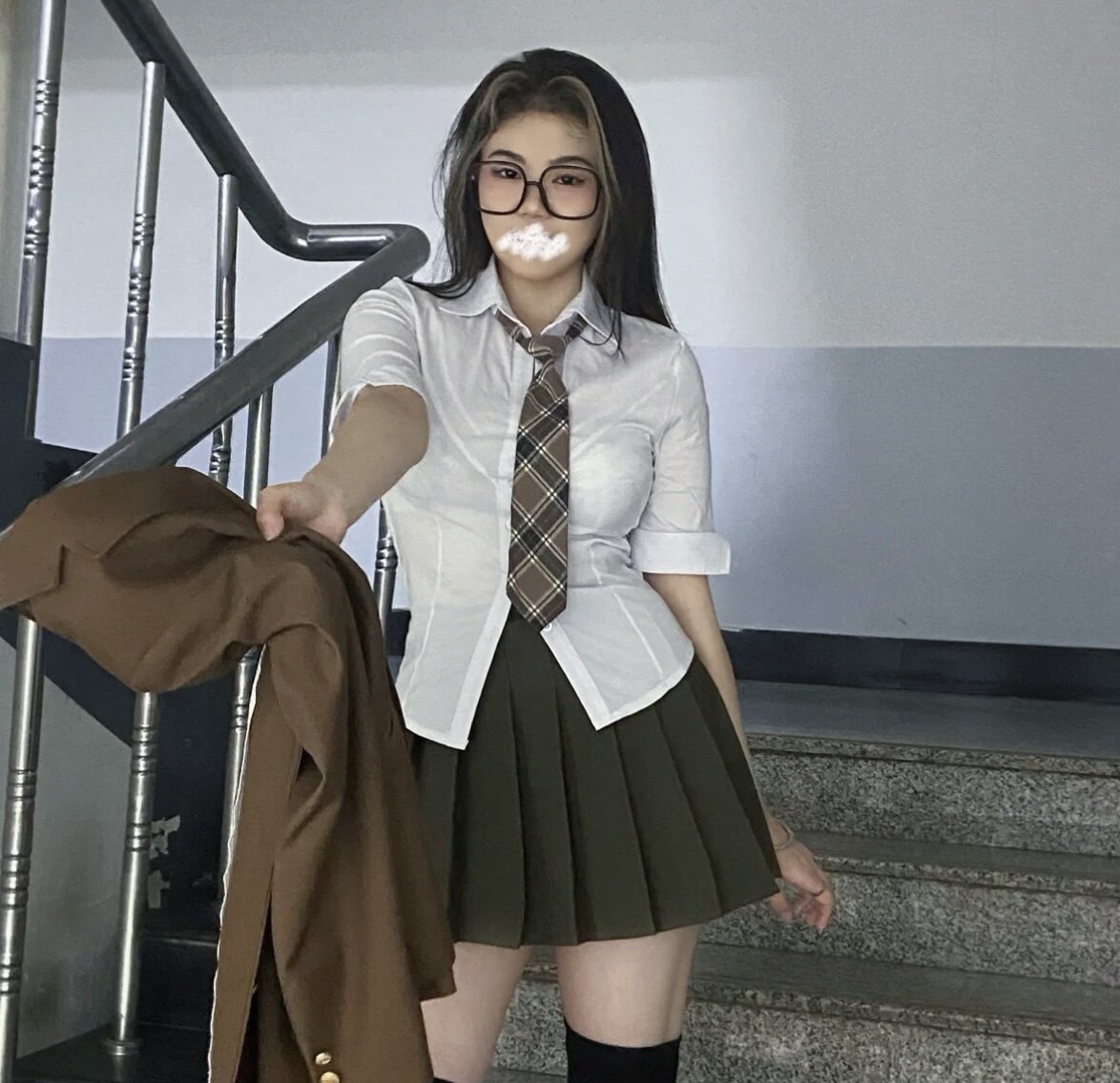 IN SUMMER THE NEW SWEET SALT IS WORN BY A SMALL WOMAN AN INTERNET CELEBRITY A SWEET AND SPICY COLLEGE STYLE SHIRT A TWO-PIECE SUIT AND A SKIRT