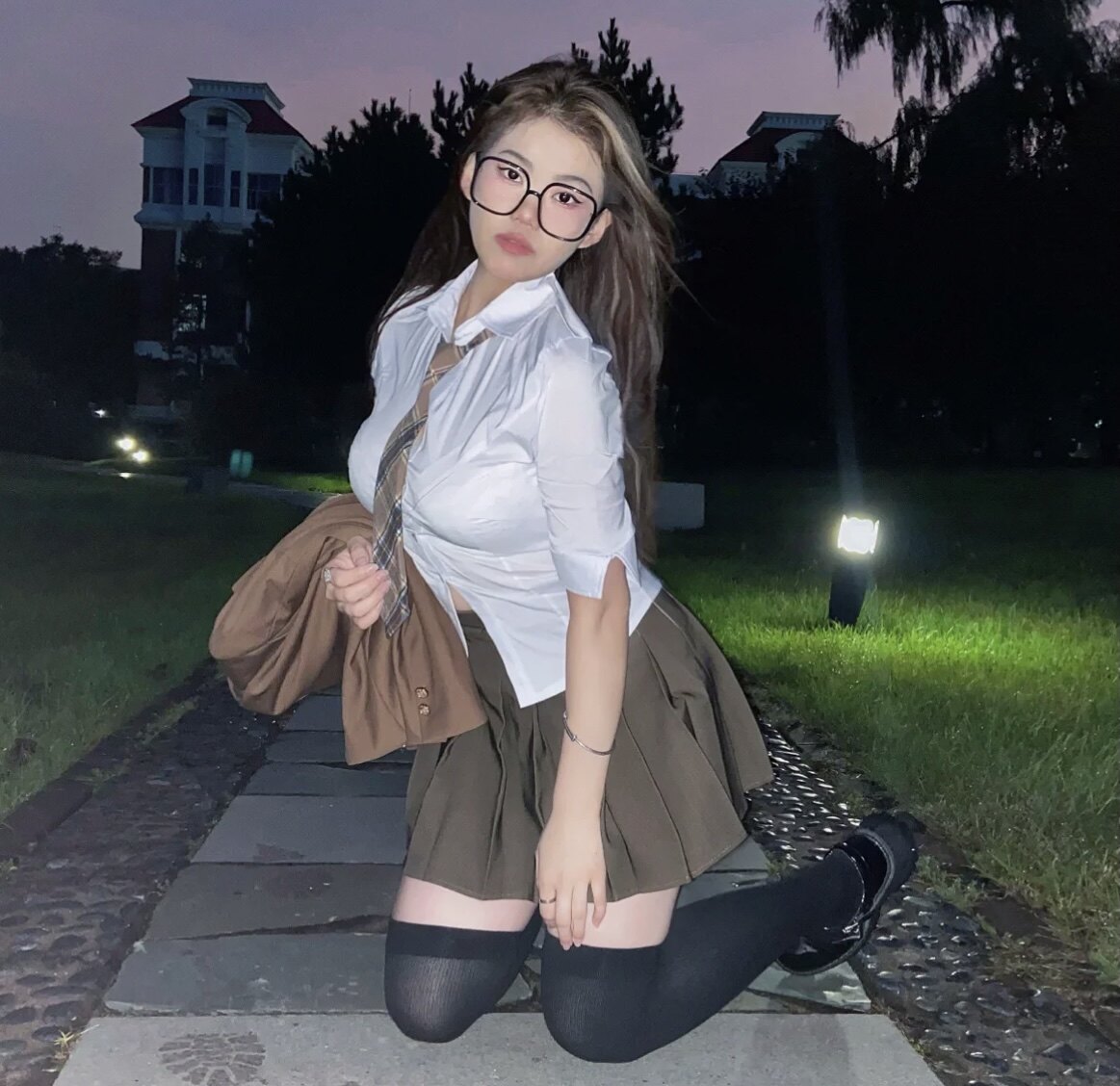 IN SUMMER THE NEW SWEET SALT IS WORN BY A SMALL WOMAN AN INTERNET CELEBRITY A SWEET AND SPICY COLLEGE STYLE SHIRT A TWO-PIECE SUIT AND A SKIRT