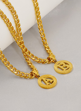 跨境欧美18K金不锈钢圆形花纹26个字母吊坠项链圆磨链男女款现货