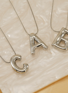 跨境新款钛钢胖乎乎银色光面26个英文气泡字母吊坠嘻哈项链锁骨链