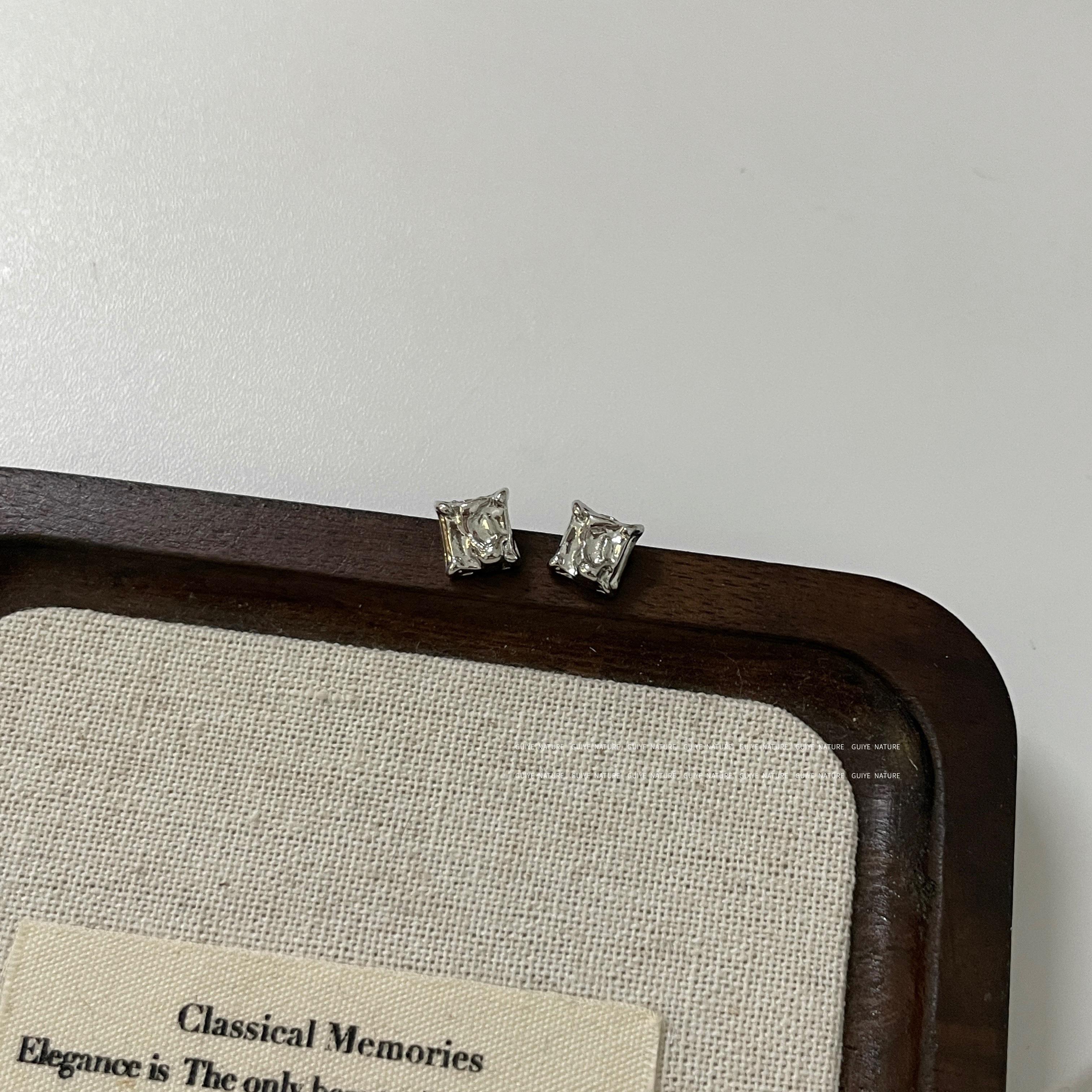 冷淡风褶皱液态状方块耳钉女