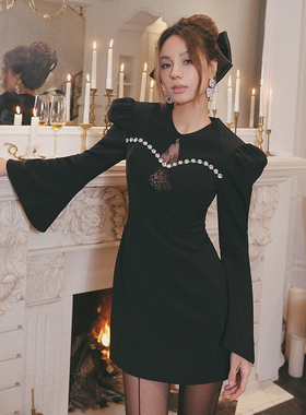 Maison Wester春季流行黑色钻链蕾丝镂空喇叭袖收腰显瘦短连衣裙