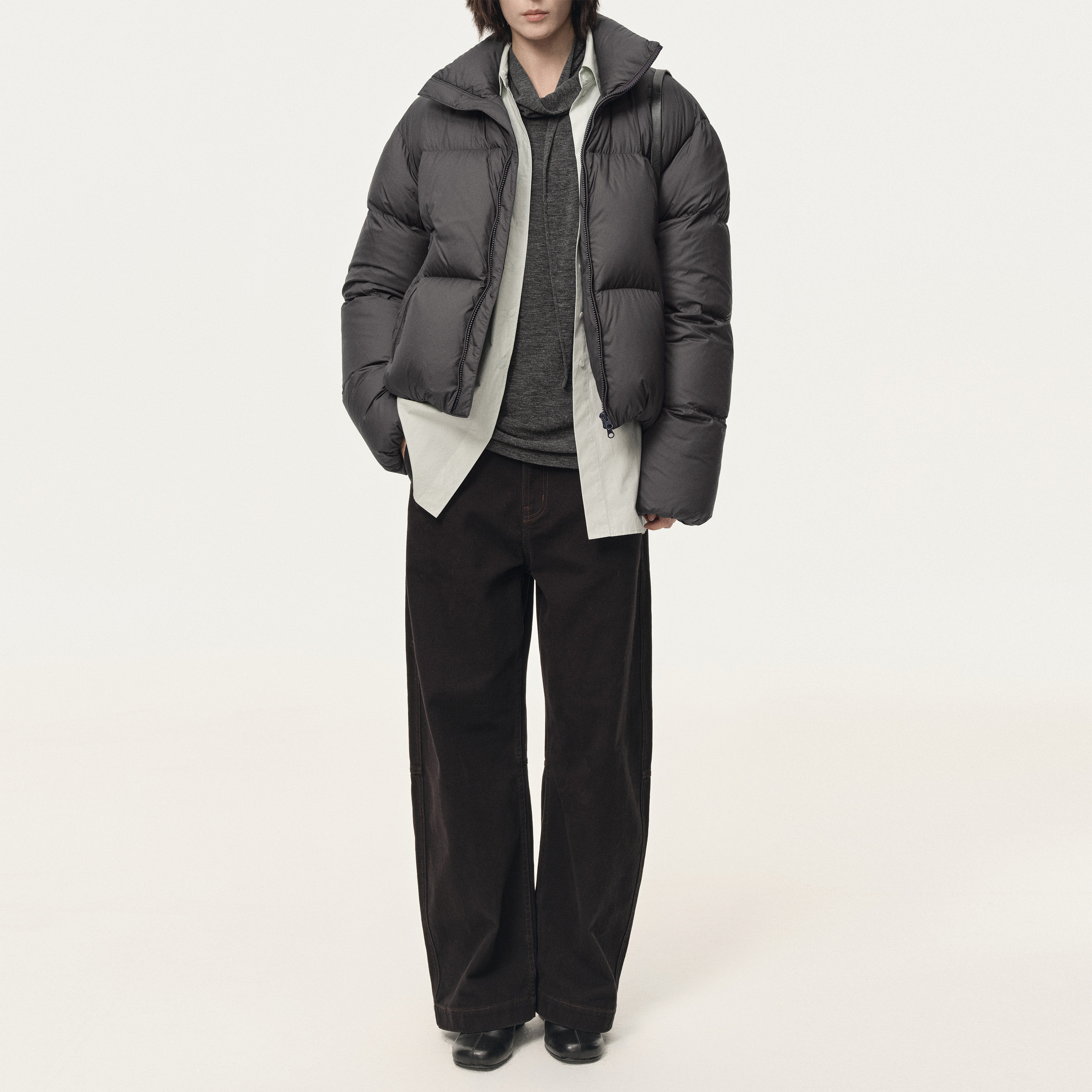 白弓“轻暖系列”90白鹅绒羽绒服女短款设计感羽绒衣2025冬57087