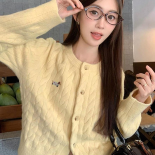 黄色可爱腊肠狗刺绣麻花毛衣外套上衣女秋季宽松休闲短款针织开衫