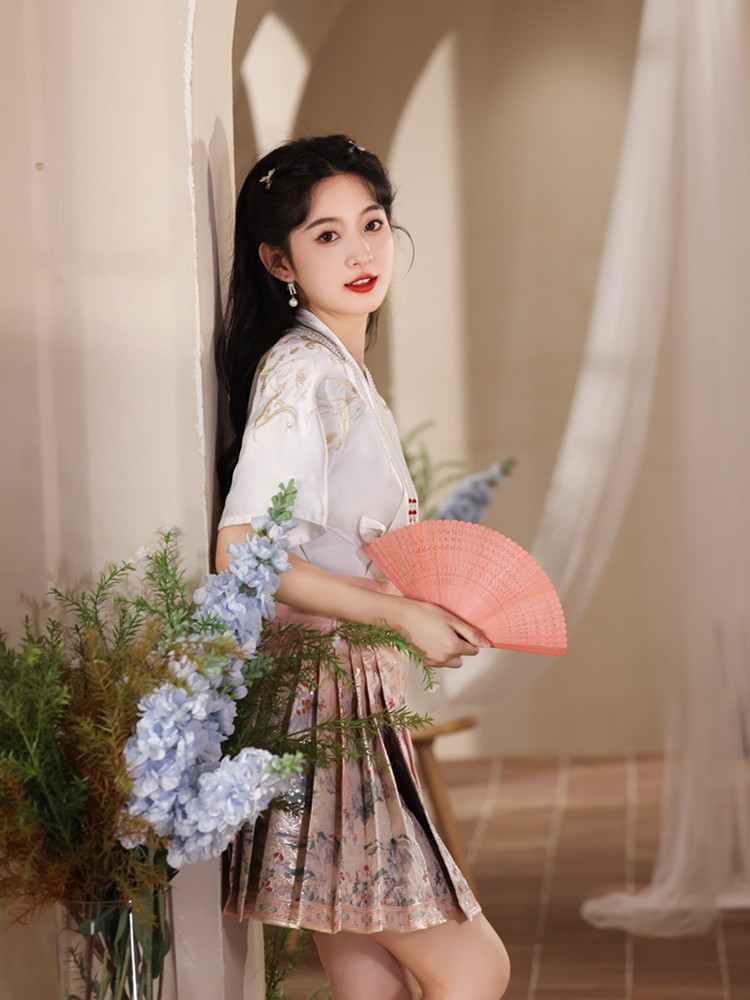 여성을위한 하이 엔드 핑크 골드 짠 새틴 새로운 중국 스타일 말 얼굴 스커트 가을 겨울 중국 스타일 스커트 A 라인 주름 짧은 스커트