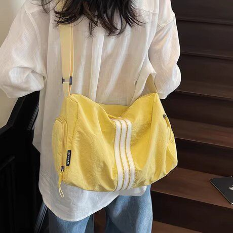 简约大容量尼龙帆布包包女夏季休闲轻便通勤斜挎枕头包运动健身包
