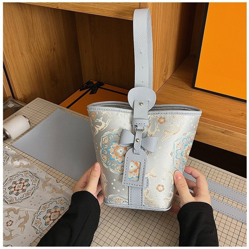 新中式宋锦手工水桶包