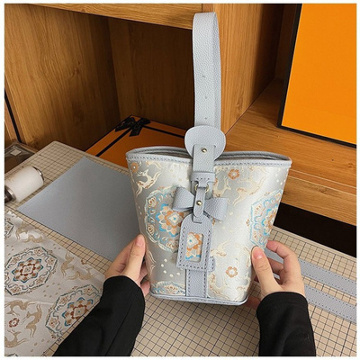 新中式宋锦手工水桶包