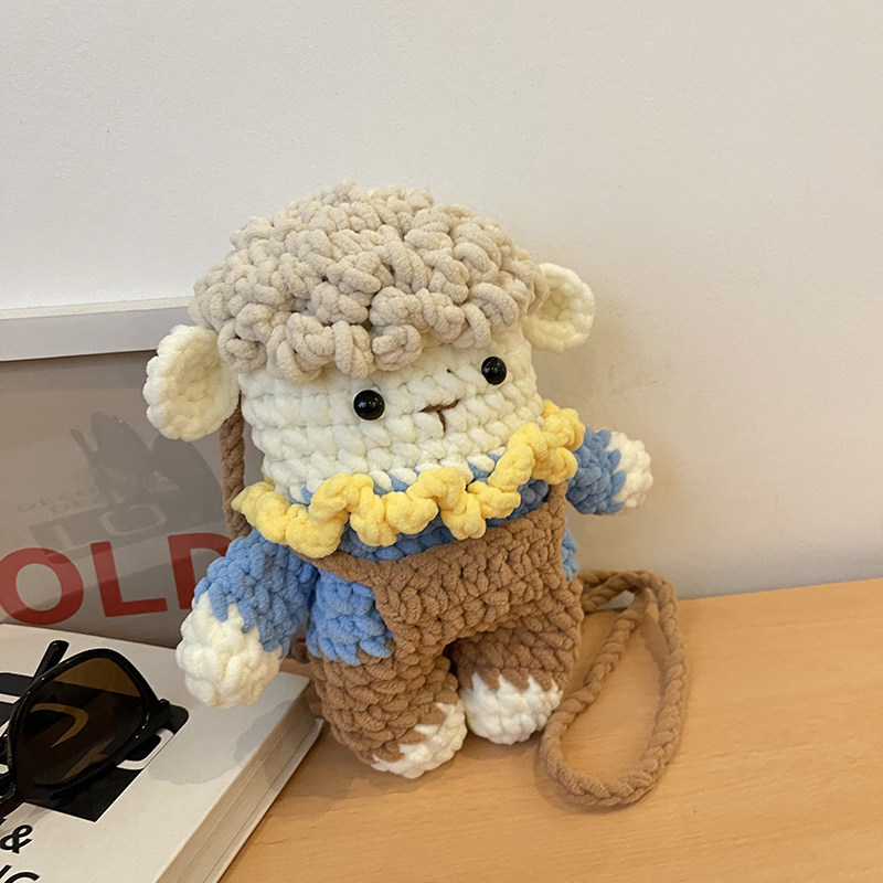 新款手工毛线卡通小包包可爱钩织玩偶斜挎包羊宝宝撞色玩具零钱包