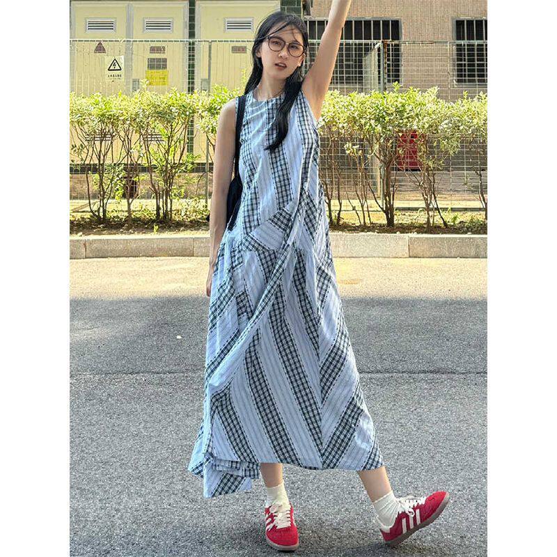 夏日多巴胺穿搭蓝色格子吊带背心裙不规则宽松松弛感无袖连衣裙女