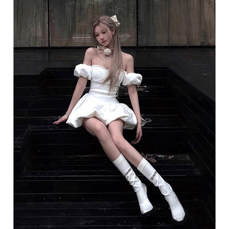 法式连衣裙女装2025年夏季新款收腰显瘦气质高级感一字肩花苞短裙