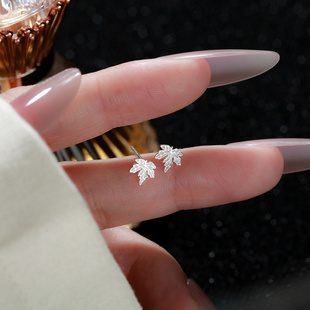 S999足银耳钉女纯银枫叶养耳洞睡觉免摘耳骨简约时尚通勤耳饰品