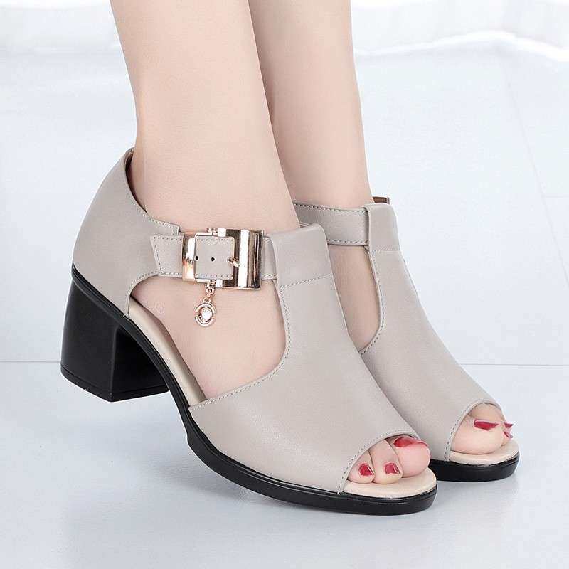 women shoes嘴时尚休闲妈妈粗跟搭扣凉鞋女大码妈妈凉鞋女鞋2024