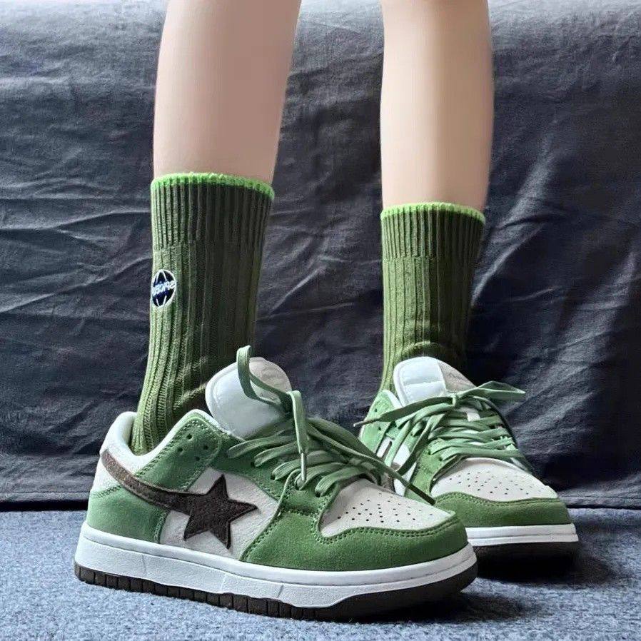新款小众爆款绿色鞋子板鞋女百搭透气软底休闲星星鞋女鞋学生情侣