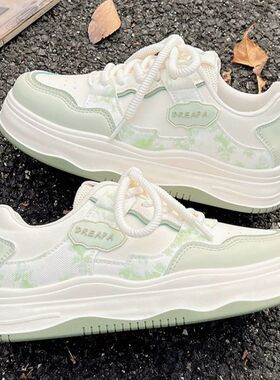 今年流行的小白鞋女学生百搭小众透气板鞋子ins潮运动休闲面包鞋