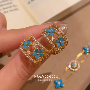 金色四叶花C圈耳环女2026新款精致耳饰小众轻奢仿绿松耳钉高级感