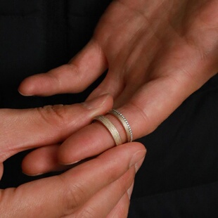 拉丝素圈戒指女小众设计轻奢高级感2025新爆款 七夕节情侣对戒指环