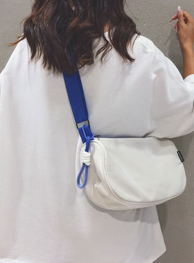 香港专柜简约帆布包包女2026新款时尚百搭斜挎包大容量通勤枕头包
