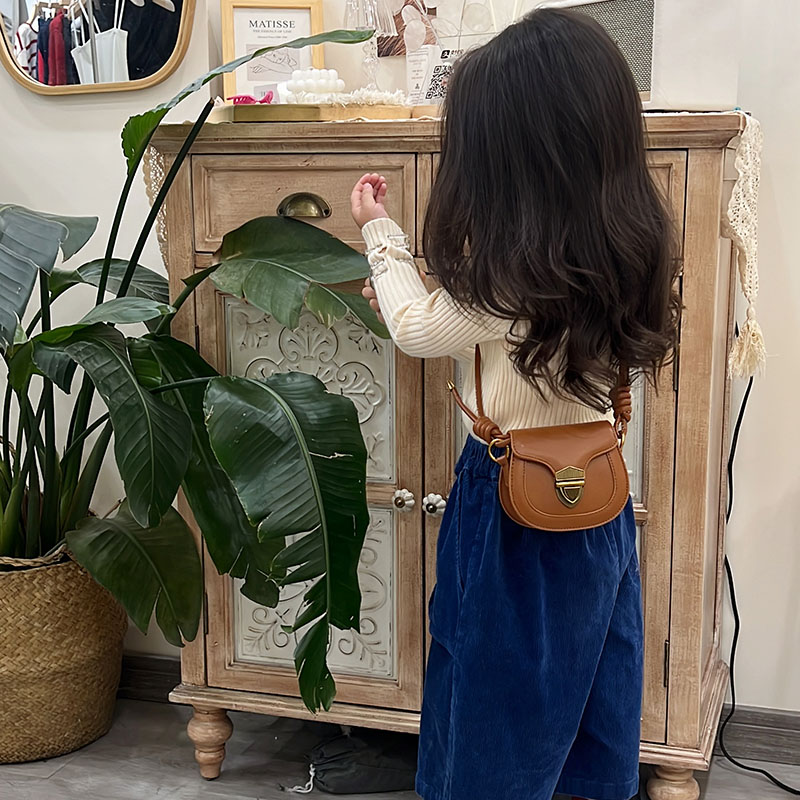 网红儿童包包2023新款简约复古小女孩斜挎包洋气女童宝宝配饰小包