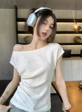 小心机褶皱露肩锁骨短袖小衫夏季韩系斜肩纯欲修身显瘦百搭上衣
