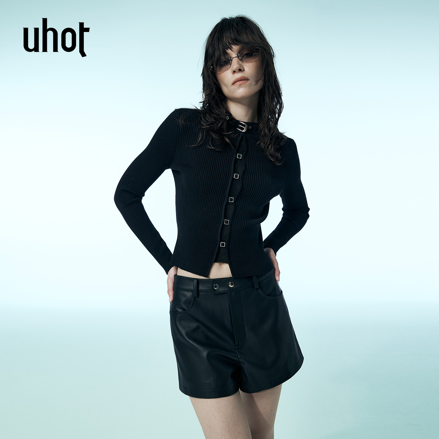 黑色金属环扣立领修身针织开衫