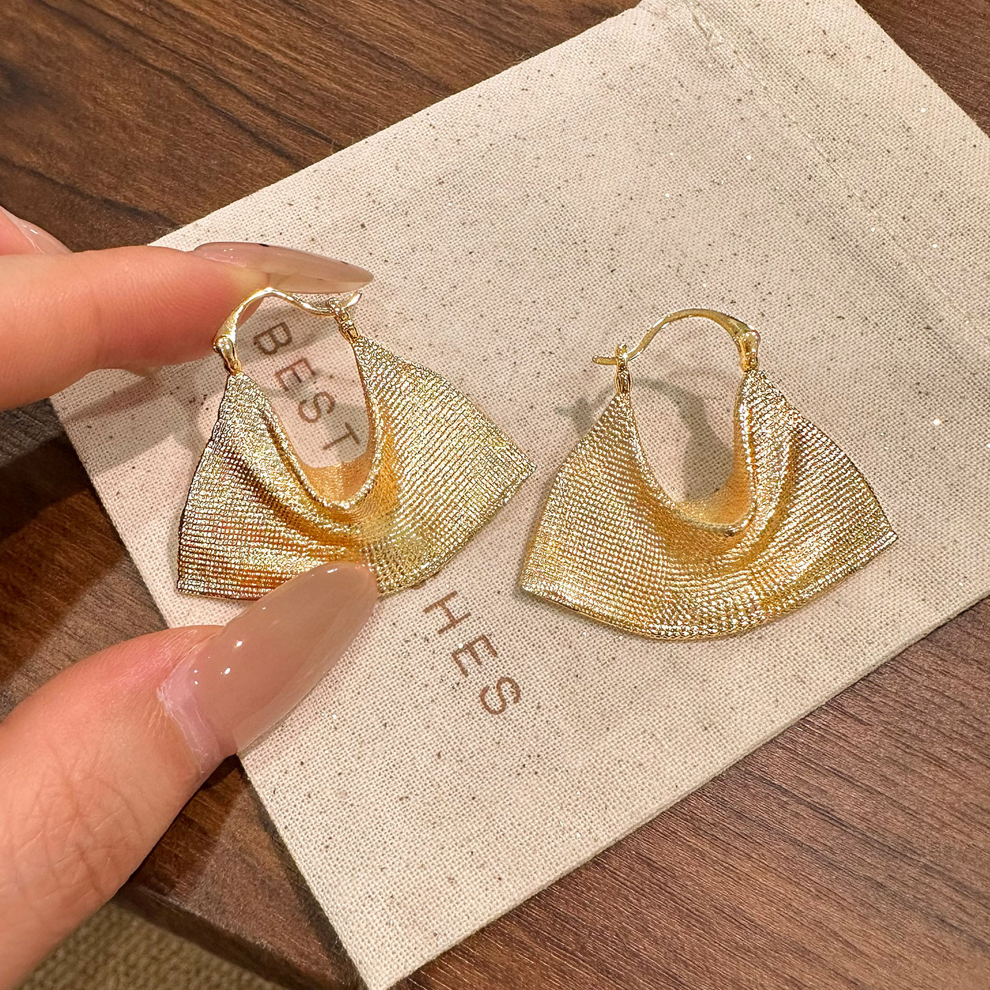 伊灿复古金色纹理包包耳环女