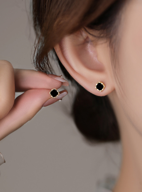S999纯银黑色迷你方形耳钉2025新爆款耳夹轻奢耳环养耳洞小巧耳饰