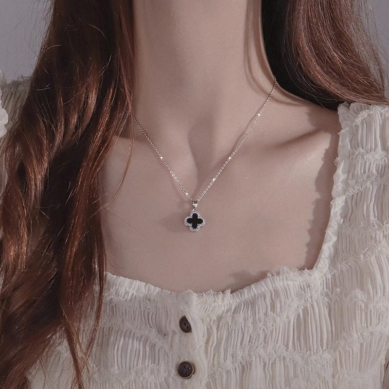 伊灿经典黑色四叶草项链女