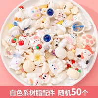 Белые аксессуары, широкая цветовая палитра