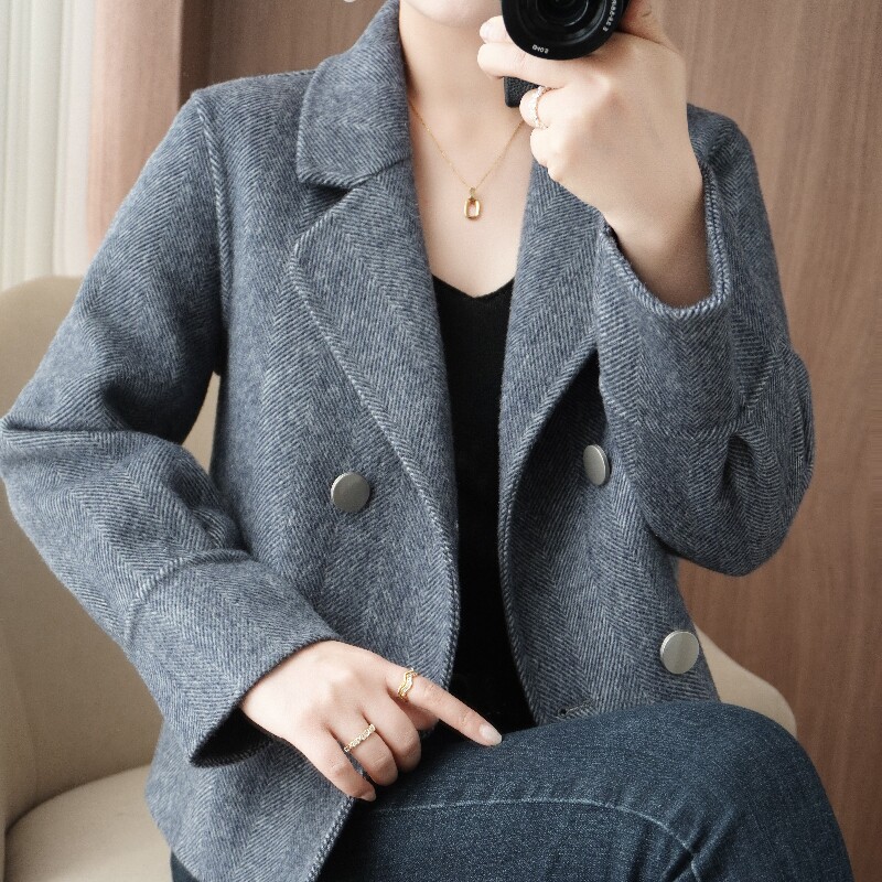 高端双面羊绒大衣女短款秋冬新款赫本风小个子灰色人字纹毛呢外套